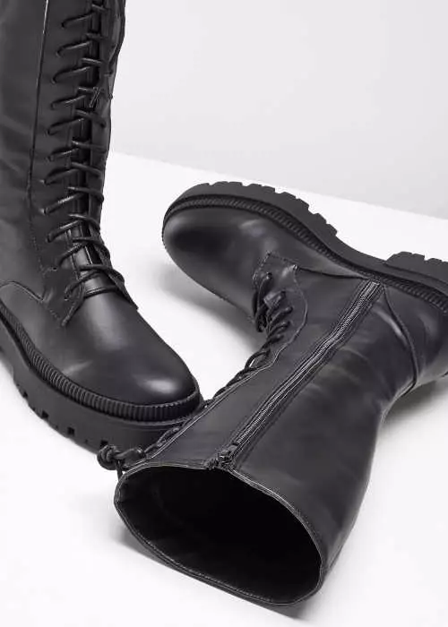 Čierne šnurovacie topánky