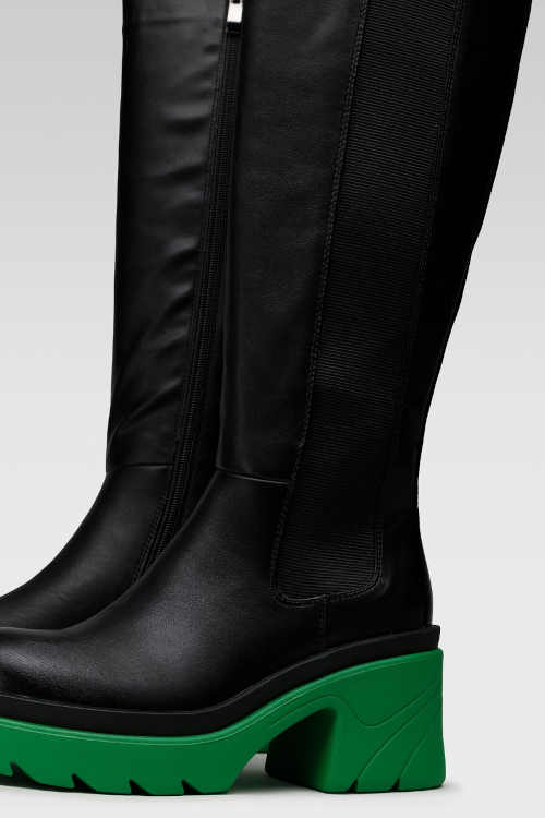 Čierne topánky so zelenou podrážkou